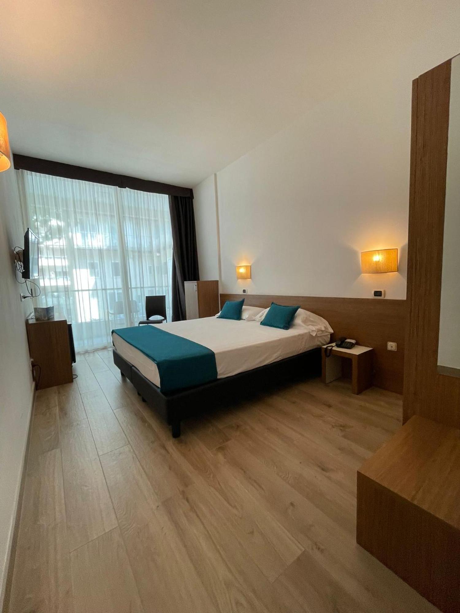 Hotel Cristallo Rimini Esterno foto